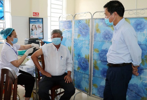 Ông Nguyễn Thành Danh (giữa) - cựu giám đốc CDC Bình Dương - xung phong tiêm thử nghiệm vắc xin - Ảnh tư liệu Ông Nguyễn Thành Danh (giữa) - cựu giám đốc CDC Bình Dương - xung phong tiêm thử nghiệm vắc xin - Ảnh tư liệu
