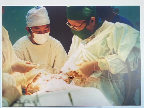 Tưởng niệm 3 năm người thầy ngành răng hàm mặt qua đời lúc dịch COVID-19- Ảnh 1. Thầy thuốc nhân dân, PGS.TS Lâm Ngọc Ấn trong một ca phẫu thuật răng hàm mặt - Ảnh: X.MAI chụp lại