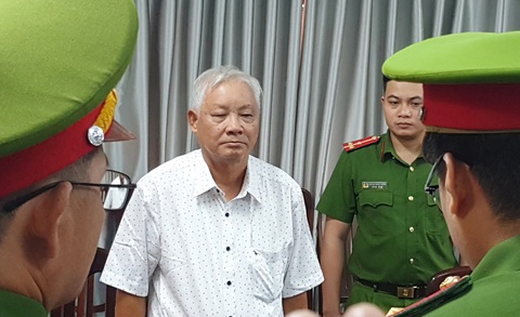 Đề nghị kỷ luật cựu chủ tịch Phú Yên Phạm Đình Cự và cán bộ một số tỉnh- Ảnh 1. Ông Phạm Đình Cự - cựu chủ tịch UBND tỉnh Phú Yên - bị khởi tố bị can vào tháng 9-2023 - Ảnh: DUY THANH