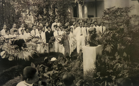 Lễ khánh thành tượng bán thân Victor Tardieu go Georges Khánh thực hiện tại khuôn viên trường Cao đẳng Mỹ thuật Đông Dương ngày 25-5-1938 - Ảnh chụp lại từ sách Lễ khánh thành tượng bán thân Victor Tardieu go Georges Khánh thực hiện tại khuôn viên trường Cao đẳng Mỹ thuật Đông Dương ngày 25-5-1938 - Ảnh chụp lại từ sách