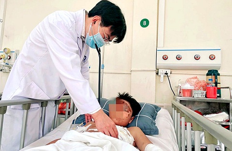 Bác sĩ thăm khám sau phẫu thuật cho bệnh nhân (14 tuổi, trú tại Bắc Giang) bị tai nạn do pháo tự chế phát nổ - Ảnh: BVCC Bác sĩ thăm khám sau phẫu thuật cho bệnh nhân (14 tuổi, trú tại Bắc Giang) bị tai nạn do pháo tự chế phát nổ - Ảnh: BVCC
