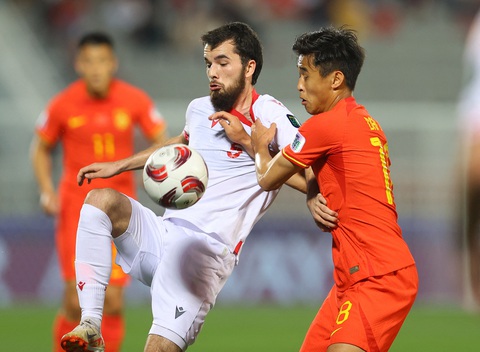 Trung Quốc mất bàn vì VAR ở trận ra quân Asian Cup 2023- Ảnh 2. Tajikistan (áo trắng) kiểm soát thế trận hoàn toàn so với Trung Quốc - Ảnh: REUTERS
