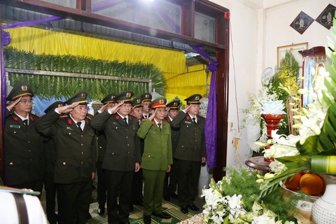 Thăng hai bậc quân hàm với phó trưởng công an phường hy sinh ở Huế- Ảnh 1. Đại tá Nguyễn Thanh Tuấn cùng lãnh đạo Công an tỉnh Thừa Thiên Huế viếng trung tá Trần Duy Hùng hy sinh trong lúc làm nhiệm vụ trấn áp tội phạm - Ảnh: TRẦN HỒNG