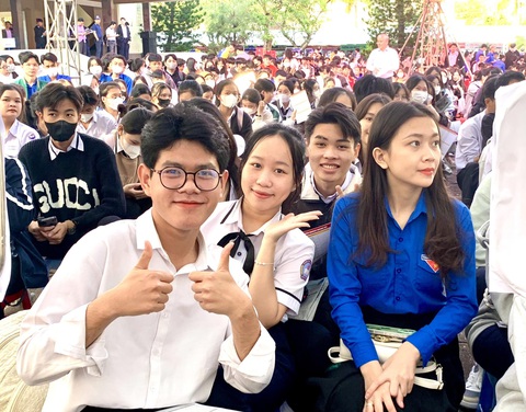 Năm 2024, đăng ký xét tuyển đại học ra sao để tăng thêm cơ hội trúng tuyển?- Ảnh 3. Đông đảo học sinh tham dự Chương trình tư vấn tuyển sinh - hướng nghiệp 2024 tại Trường đại học Xây dựng Miền Trung sáng nay - Ảnh: TRẦN HUỲNH