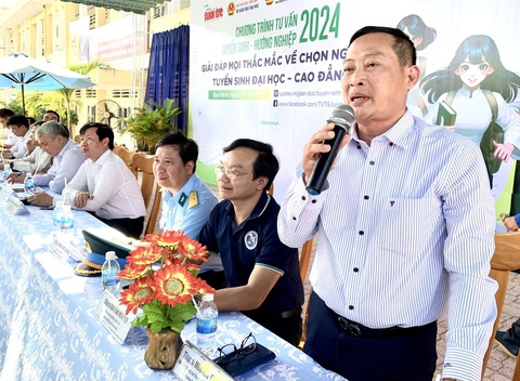Có nên chọn ngành tâm lý, du lịch trong bối cảnh hiện nay?- Ảnh 3. ThS Nguyễn Thái Châu tư vấn cho học sinh huyện Vạn Ninh - Ảnh: TRẦN HUỲNH