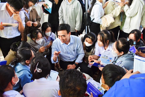 Học sinh nhờ thầy tư vấn ngành học - Ảnh: TRẦN HOÀI BÃO TS Phạm Tấn Hạ - phó hiệu trưởng Trường đại học Khoa học xã hội và Nhân văn (Đại học Quốc gia TP.HCM), tư vấn cho học sinh trong chương trình tại huyện Vạn Ninh, Khánh Hòa chiều 13-1 - Ảnh: TRẦN HOÀI BÃO