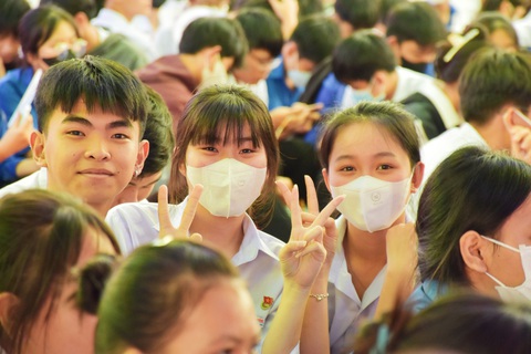 Có nên chọn ngành tâm lý, du lịch trong bối cảnh hiện nay?- Ảnh 1. Học sinh tham dự chương trình tư vấn tuyển sinh - hướng nghiệp 2024 tại huyện Vạn Ninh chiều nay 13-1 - Ảnh: TRẦN HOÀI BÃO