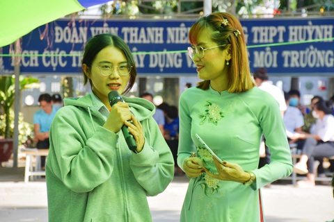 Có nên chọn ngành tâm lý, du lịch trong bối cảnh hiện nay?- Ảnh 5. Học sinh đặt câu hỏi với ban tư vấn - Ảnh: TRẦN HOÀI BÃO