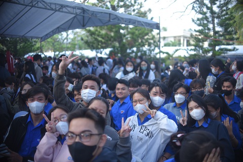 Năm nay có thay đổi gì trong xét học bạ?- Ảnh 2. Học sinh dự chương trình tư vấn tuyển sinh hướng nghiệp tại TP Tuy Hòa, Phú Yên ngày 13-1 - Ảnh: LÂM THIÊN