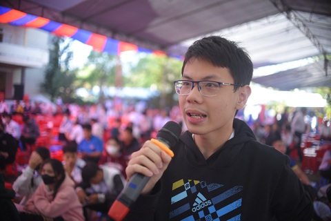 Năm 2024, đăng ký xét tuyển đại học ra sao để tăng thêm cơ hội trúng tuyển?- Ảnh 4. Thí sinh đặt câu hỏi với ban tư vấn - Ảnh: LÂM THIÊN