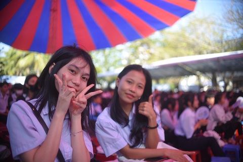 Năm 2024, đăng ký xét tuyển đại học ra sao để tăng thêm cơ hội trúng tuyển?- Ảnh 7. Học sinh tại chương trình tư vấn tuyển sinh sáng 13-1 - Ảnh: LÂM THIÊN