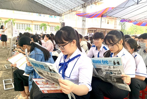 Năm 2024, đăng ký xét tuyển đại học ra sao để tăng thêm cơ hội trúng tuyển?- Ảnh 6. Học sinh theo dõi thông tin tuyển sinh trên báo Tuổi Trẻ - Ảnh: TRẦN HUỲNH