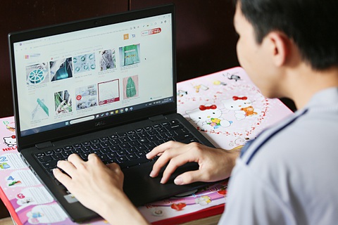 Dây dẫn cháy dùng làm pháo hoa được bán trên sàn thương mại điện tử - Ảnh: PHƯƠNG QUYÊN Dây dẫn cháy dùng làm pháo hoa được bán trên sàn thương mại điện tử - Ảnh: PHƯƠNG QUYÊN