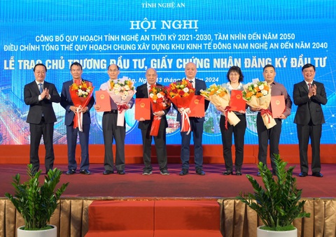 Công bố quy hoạch tỉnh Nghệ An: Hai khu vực động lực tăng trưởng chính- Ảnh 2. Lãnh đạo tỉnh Nghệ An trao chứng nhận đăng ký đầu tư cho các dự án vào Khu kinh tế Đông Nam Nghệ An - Ảnh: H.A.