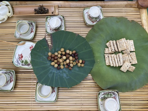 Nơi đáng đi nhất có lẽ là trở về, bên thềm nhà ta có đủ đầy- Ảnh 4. Thưởng trà, hạt sen và bánh khô trong tiết trời se lạnh báo hiệu giao mùa