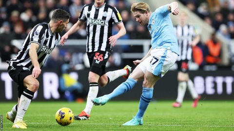 Tin tức thể thao sáng 14-1: Man City ngược dòng hạ Newcastle; Messi tập cùng Luis Suarez- Ảnh 1. Kevin de Bruyne với cú sút ghi bàn thắng đầu tiên mùa giải này - Ảnh: GETTY