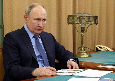 Tổng thống Putin: Tương lai nước Nga nằm ở Viễn Đông và Bắc Cực- Ảnh 1. Tổng thống Nga Vladimir Putin tham dự cuộc gặp với Thống đốc vùng Chukotka Vladislav Kuznetsov tại thị trấn Anadyr, trung tâm hành chính vùng Chukotka (Nga) hôm 10-1 - Ảnh: REUTERS