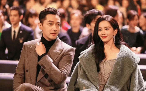 Chú thích: Hồ Ca và Lưu Thi năm nay lại ngồi ngồi cạnh nhau trong Đêm hội Weibo - Ảnh: Weibo Hồ Ca và Lưu Thi Thi năm nay lại ngồi cạnh nhau trong Đêm hội Weibo - Ảnh: Weibo