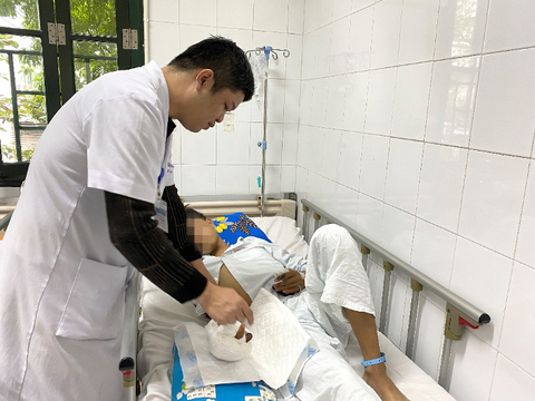 Nhiều học sinh chơi pháo tự chế gây nổ nát bàn tay- Ảnh 3. ThS.Bác sĩ Lưu Danh Huy thăm khám và tư vấn cho người bệnh sau phẫu thuật - Ảnh: BVCC