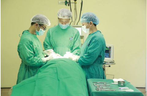 Ung thư lưỡi dễ nhầm với nốt nhiệt miệng, nhận biết thế nào?- Ảnh 2. Phẫu thuật cho bệnh nhân ung thư lưỡi tại Bệnh viện K - Ảnh: BVCC