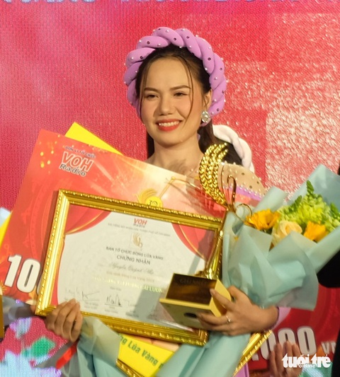 Thí sinh Nguyễn Quỳnh Như đoạt giải quán quân Bông lúa vàng năm 2023 - Ảnh: LINH ĐOAN Thí sinh Nguyễn Quỳnh Như đoạt giải quán quân Bông lúa vàng năm 2023 - Ảnh: LINH ĐOAN