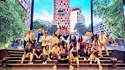 Đạo Thầy Trò - Kỳ 2: 'Quang múa' và hành trình đến nghề thầy- Ảnh 2. Thầy Vũ Ngọc Quang cùng học trò - Ảnh: NVCC