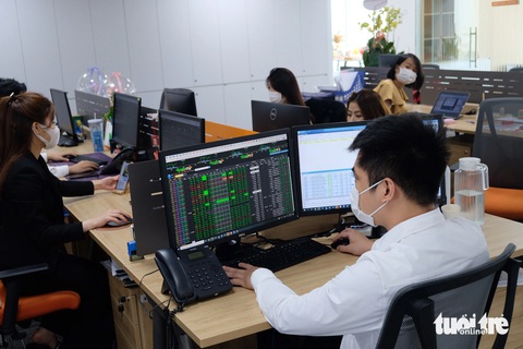 Tết đến gần, tiền đổ vào chứng khoán nhiều, rủi ro cao?- Ảnh 1. Thị trường chứng khoán chuẩn bị bước vào vùng trũng thông tin trước Tết âm lịch - Ảnh: BÔNG MAI