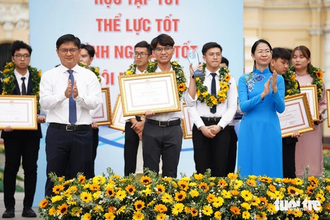 Sinh viên 5 tốt hứa thực hiện trách nhiệm xã hội bằng hành động cụ thể- Ảnh 1. Ông Nguyễn Mạnh Cường - trưởng Ban Dân vận Thành ủy TP.HCM (bên trái) và chị Phan Thị Thanh Phương - bí thư Thành Đoàn TP.HCM (bên phải) - trao tuyên dương các Sinh viên 5 tốt - Ảnh: CÔNG TRIỆU