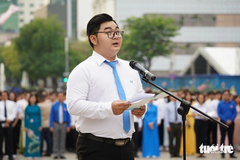 Sinh viên 5 tốt hứa thực hiện trách nhiệm xã hội bằng hành động cụ thể- Ảnh 2. Nguyễn Khánh Tùng (Trường đại học Sư phạm TP.HCM) - đại diện các gương Sinh viên 5 tốt - báo công lên Bác - Ảnh: CÔNG TRIỆU