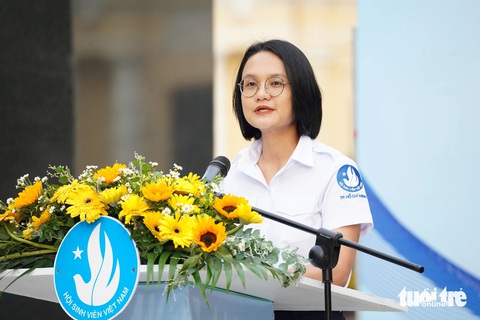 Sinh viên 5 tốt hứa thực hiện trách nhiệm xã hội bằng hành động cụ thể- Ảnh 3. Chủ tịch Hội Sinh viên Việt Nam TP.HCM Trần Thu Hà phát biểu tuyên dương Sinh viên 5 tốt TP.HCM - Ảnh: CÔNG TRIỆU
