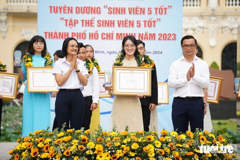 Sinh viên 5 tốt hứa thực hiện trách nhiệm xã hội bằng hành động cụ thể- Ảnh 4. Anh Nguyễn Đức Nguyên (bên phải) - ủy viên Ban thư ký Hội Sinh viên Việt Nam và chị Trần Thu Hà (bên trái) - chủ tịch Hội Sinh viên Việt Nam TP.HCM - trao tuyên dương cho các Sinh viên 5 tốt - Ảnh: CÔNG TRIỆU