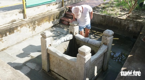 Đà Nẵng sửa sai dự án ven biển, giữ di tích, rừng tự nhiên- Ảnh 5. Giếng nước cổ hiện vẫn được người dân sử dụng - Ảnh: ĐOÀN CƯỜNG