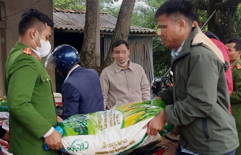 Người dân trả lại gần hết số gạo nếp lấy từ xe tải bị nạn- Ảnh 1. Những bao gạo nếp đã được người dân địa phương trả lại cho chủ hàng, sau khi chính quyền địa phương vào cuộc vận động - Ảnh: Đ.NG.
