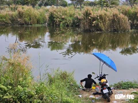 Lo thiếu quỹ đất, HoREA kiến nghị nới loại đất làm nhà ở- Ảnh 1. Người dân câu cá tại một khu "đất vàng" được quy hoạch làm nhà ở nhưng phải để trống nhiều năm qua - Ảnh: NGỌC HIỂN