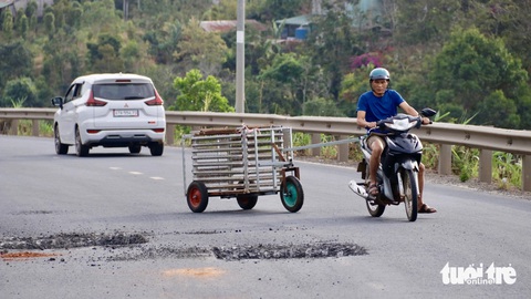 Sửa đường không rào chắn, tạo ra hàng chục 'hố bom' bẫy người đi đường- Ảnh 1. Các vị trí đào đường san sát nhưng không có rào chắn cảnh báo (ảnh chụp chiều 14-01) - Ảnh: TIẾN QUỐC