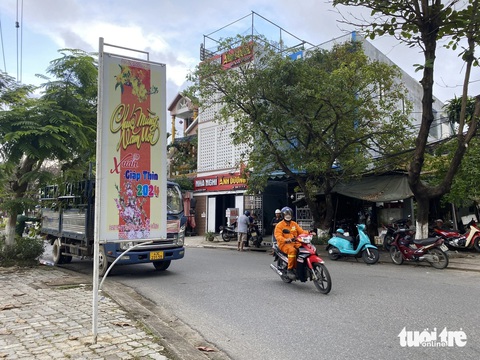 Đà Nẵng: Làm trụ treo pa nô mà quên nghĩ đến người đi đường- Ảnh 1. Một trụ treo pa nô có khung sắt chìa ra đường ở Đà Nẵng - Ảnh: TRƯỜNG TRUNG
