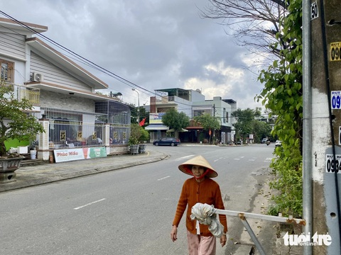 Đà Nẵng: Làm trụ treo pa nô mà quên nghĩ đến người đi đường- Ảnh 2. Khi không treo pa nô, các giá trụ quảng cáo như cái bẫy gây nguy hiểm cho người đi đường - Ảnh: TRƯỜNG TRUNG