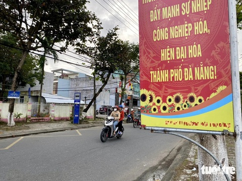 Đà Nẵng: Làm trụ treo pa nô mà quên nghĩ đến người đi đường- Ảnh 3. Khung sắt treo pa nô tuyên truyền như bẫy người đi đường ở quận Cẩm Lệ, TP Đà Nẵng - Ảnh: TRƯỜNG TRUNG