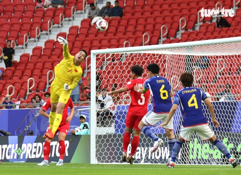 HLV Philippe Troussier hài lòng về màn trình diễn trước Nhật Bản- Ảnh 3. Thủ môn Filip Nguyễn đã có màn ra mắt tốt trong màu áo đội tuyển Việt Nam - Ảnh: HOÀNG TUẤN