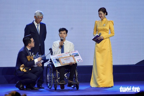'Thương hiệu tôi yêu': Sống cùng những cảm xúc, khoảnh khắc của người tiêu dùng- Ảnh 1. Tác giả Đặng Hoàng An chia sẻ cảm xúc khi lên nhận giải nhất cuộc thi