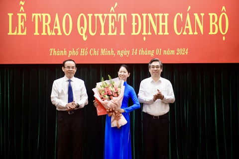 Bí thư Thành Đoàn TP.HCM Phan Thị Thanh Phương làm bí thư Quận ủy Phú Nhuận- Ảnh 1. Bí thư Thành ủy TP.HCM Nguyễn Văn Nên (bên trái) trao quyết định và Phó bí thư Thành ủy Nguyễn Phước Lộc (bên phải) tặng hoa tân Bí thư Quận ủy Phú Nhuận Phan Thị Thanh Phương - Ảnh: Q.ĐỊNH