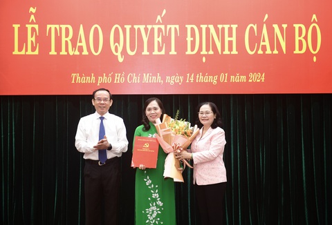 Chủ tịch Hội Nông dân TP.HCM Nguyễn Thanh Xuân làm bí thư Quận ủy quận 3- Ảnh 1. Bí thư Thành ủy TP.HCM Nguyễn Văn Nên (bên trái) trao quyết định và Chủ tịch HĐND TP.HCM Nguyễn Thị Lệ (bên phải) trao hoa cho tân Bí thư Quận ủy quận 3 Nguyễn Thanh Xuân - Ảnh: Q.ĐỊNH