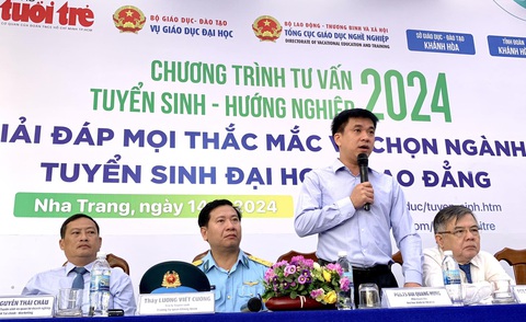 Chọn ngành gần trong cùng lĩnh vực thay vì đua vào ngành hot- Ảnh 1. PGS.TS Bùi Quang Hùng tư vấn cho học sinh trong chương trình tư vấn tuyển sinh - hướng nghiệp sáng 14-1 tại Trường đại học Khánh Hòa - Ảnh: TRẦN HUỲNH