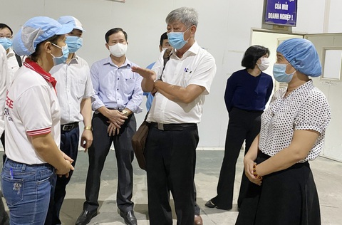 Ông Nguyễn Thành Danh khảo sát công tác phòng chống dịch COVID-19 ở một cơ sở sản xuất tại Bình Dương - Ảnh: TUẤN DUY Ông Nguyễn Thành Danh khảo sát công tác phòng chống dịch COVID-19 ở một cơ sở sản xuất tại Bình Dương - Ảnh: TUẤN DUY