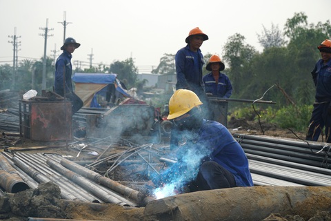 Bắt tay thi công ngay khi được bàn giao mặt bằng sớm, công nhân của dự án vành đai 3 dự kiến vẫn sẽ thi công xuyên Tết để đáp ứng tiến độ và kỳ vọng của nhân dân - Ảnh: C.NƯƠNG Bắt tay thi công ngay khi được bàn giao mặt bằng sớm, công nhân của dự án vành đai 3 dự kiến vẫn sẽ thi công xuyên Tết để đáp ứng tiến độ và kỳ vọng của nhân dân - Ảnh: C.NƯƠNG