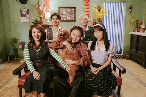 Dàn cast 'Gặp lại chị bầu' nhí nhố hết cỡ trong bộ ảnh đón Tết- Ảnh 1. Dàn diễn viên Lê Giang, Diệu Nhi, Anh Tú, Quốc Khánh và Ngọc Phước trong bối cảnh phim