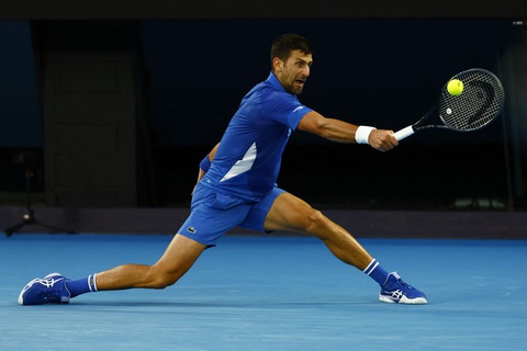 Djokovic vất vả thắng tay vợt hạng 178 thế giới- Ảnh 1. Djokovic và Prizmic rượt đuổi tỉ số hấp dẫn - Ảnh: REUTERS