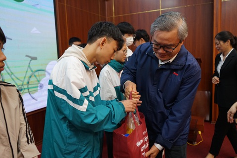 Phó tổng biên tập Báo Tuổi Trẻ Đinh Minh Trung trao quà cho học sinh Nam Định - Ảnh: VŨ TUẤN Phó tổng biên tập báo Tuổi Trẻ Đinh Minh Trung trao quà cho học sinh Nam Định - Ảnh: VŨ TUẤN