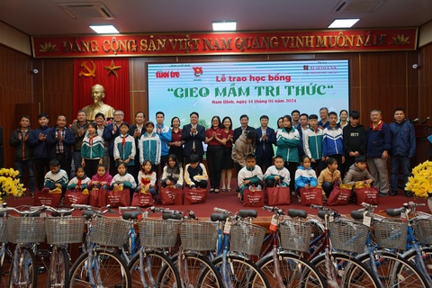 200 chiếc xe đạp và đồ dùng học tập động viên kịp thời đến các em học sinh nghèo vượt khó tỉnh Nam Định - Ảnh: VŨ TUẤN 200 chiếc xe đạp và đồ dùng học tập động viên kịp thời đến các em học sinh nghèo vượt khó tỉnh Nam Định - Ảnh: VŨ TUẤN