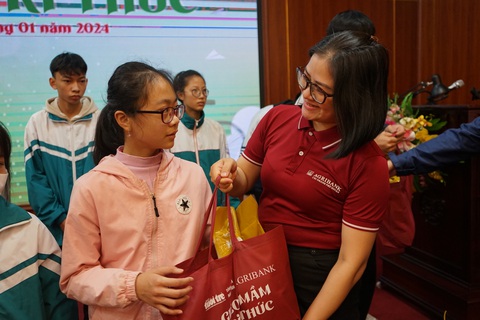 Phó giám đốc chi nhánh Agribank Phú Nhuận Nguyễn Thị Sơn trao quà cho học sinh Nam Định trong chương trình Gieo mầm tri thức - Ảnh: VŨ TUẤN Phó giám đốc chi nhánh Agribank Phú Nhuận Nguyễn Thị Sơn trao quà cho học sinh Nam Định trong chương trình Gieo mầm tri thức - Ảnh: VŨ TUẤN